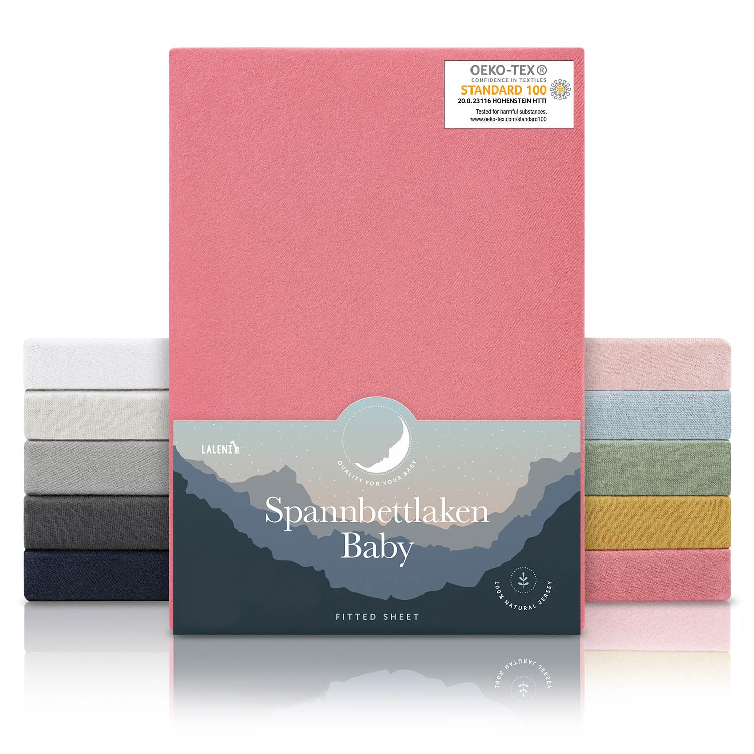 Verpackung von coralfarbenen Spannbettlaken für Babys mit Öko-Tex Standard 100 Siegel präsentiert neben einem Stapel Laken in verschiedenen Farben.