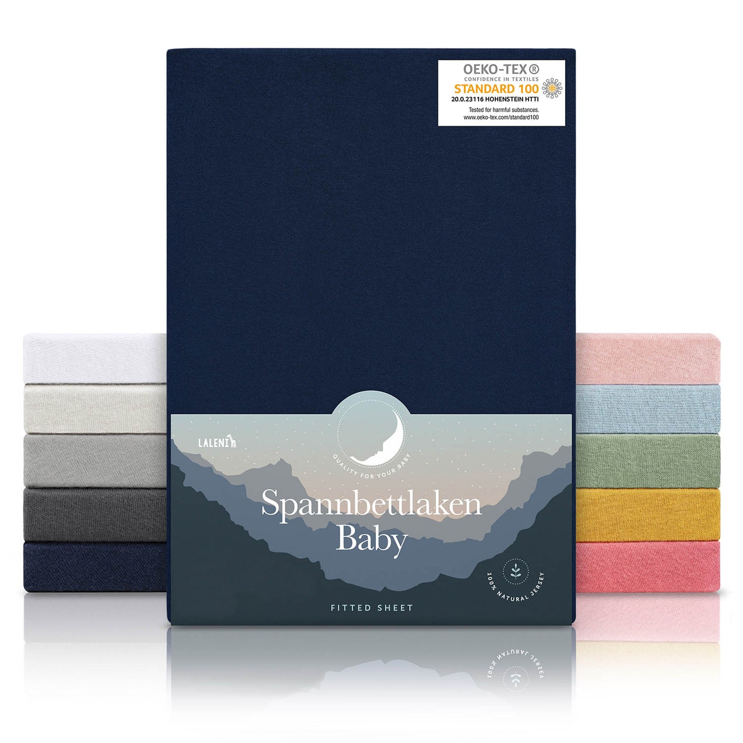 Verpackung von dunkelblauen Spannbettlaken für Babys mit Öko-Tex Standard 100 Siegel präsentiert neben einem Stapel Laken in verschiedenen Farben.