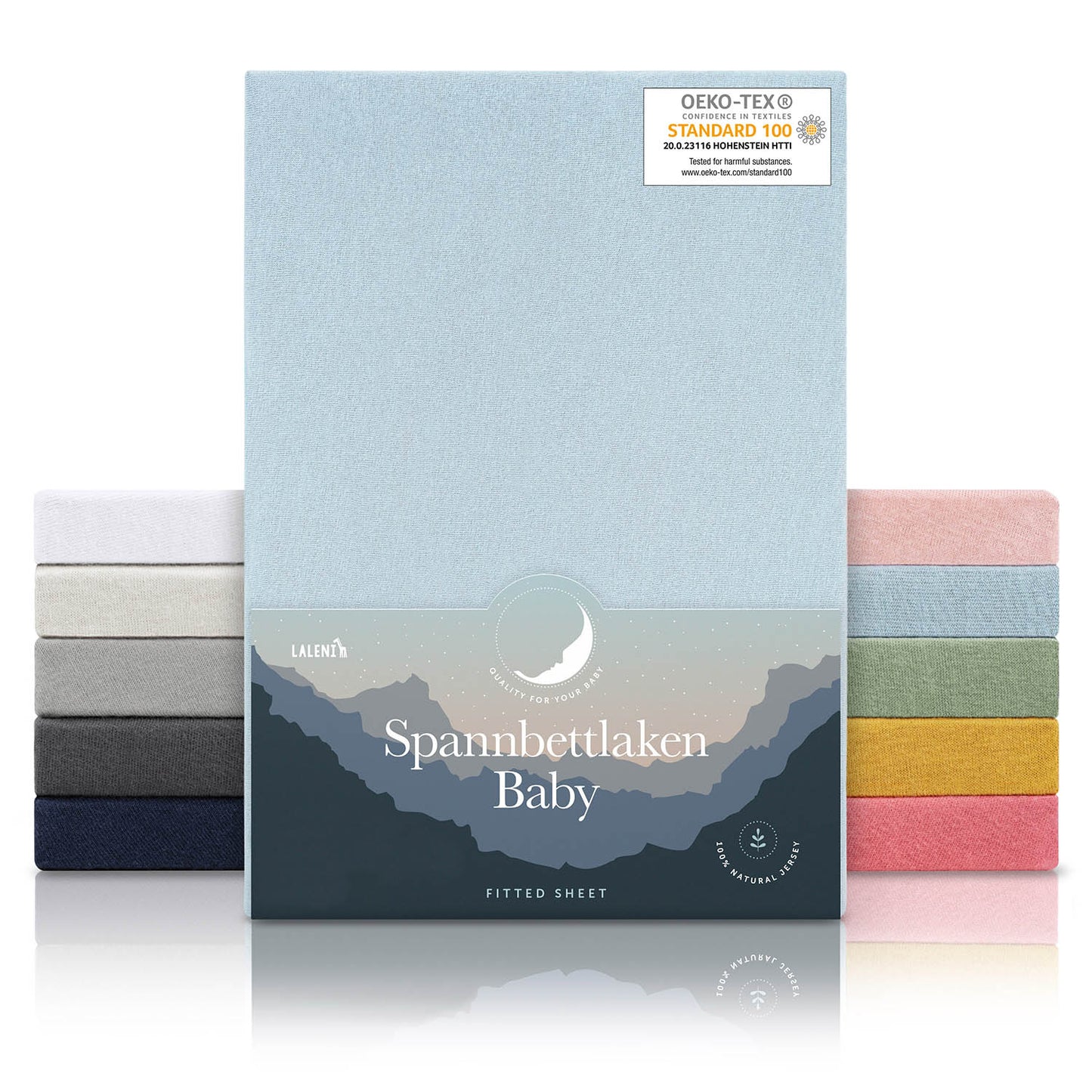 Verpackung von hellblauen Spannbettlaken für Babys mit Öko-Tex Standard 100 Siegel präsentiert neben einem Stapel Laken in verschiedenen Farben.