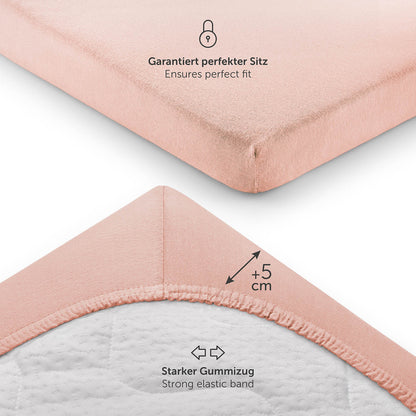 Detailansicht eines rosefarbenen Spannbettlakens das einen starken Gummizug und zusätzliche 5 cm Stoff für eine perfekte Passform zeigt.