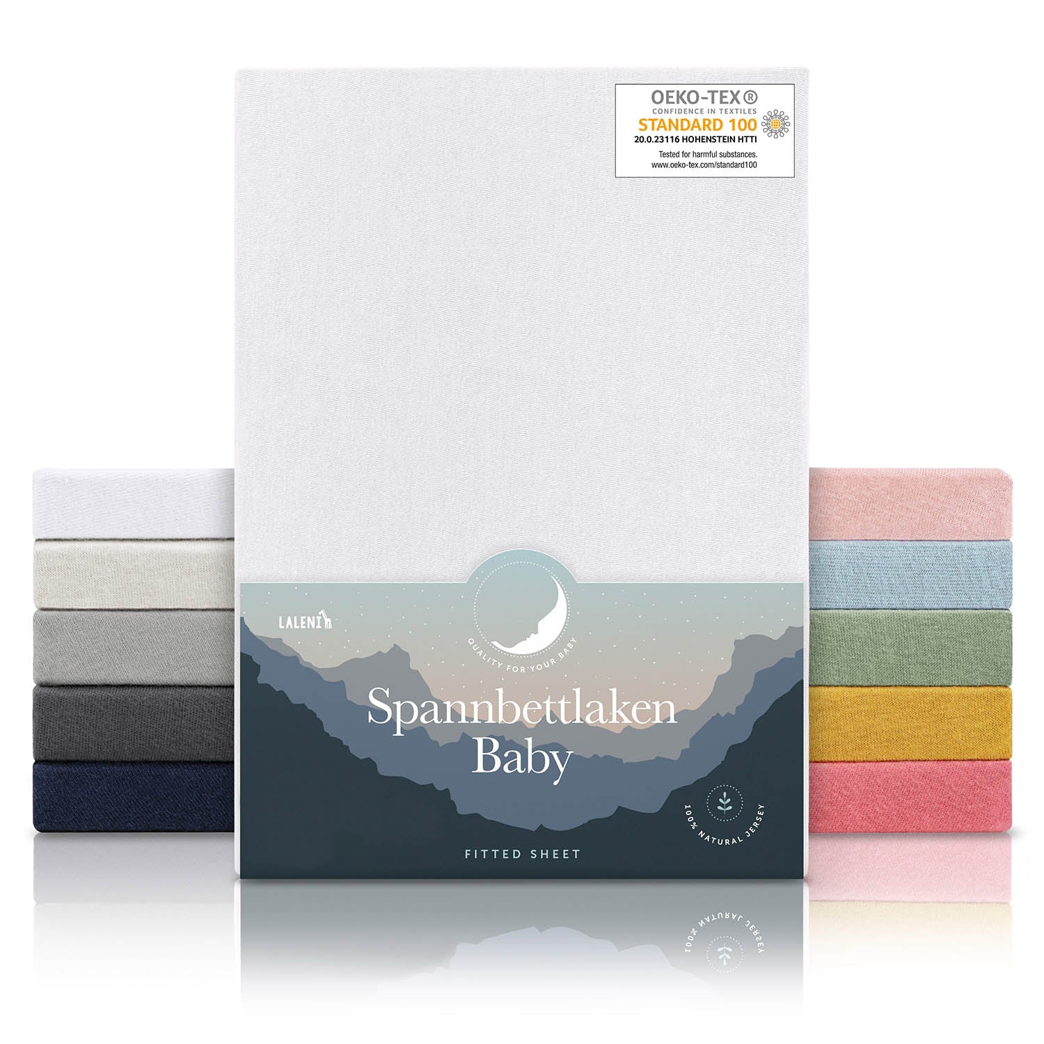 Verpackung von weißen Spannbettlaken für Babys mit Öko-Tex Standard 100 Siegel präsentiert neben einem Stapel Laken in verschiedenen Farben.