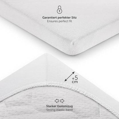 Detailansicht eines weißen Spannbettlakens das einen starken Gummizug und zusätzliche 5 cm Stoff für eine perfekte Passform zeigt.