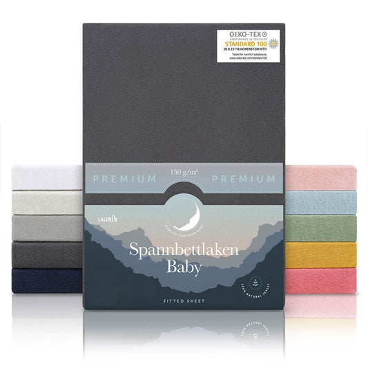 Verpackung von anthrazitfarbenen Baby-Spannbettlaken mit OEKO-TEX Siegel und Angabe von 150 g/m² Qualität in verschiedenen Farben präsentiert