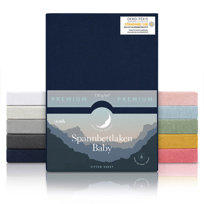 Verpackung von blauen Baby-Spannbettlaken mit OEKO-TEX Siegel und Angabe von 150 g/m² Qualität in verschiedenen Farben präsentiert