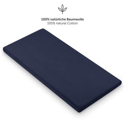 Einzelnes blaues Spannbettlaken auf einer Matratze mit dem Hinweis auf 100% natürliche Baumwolle