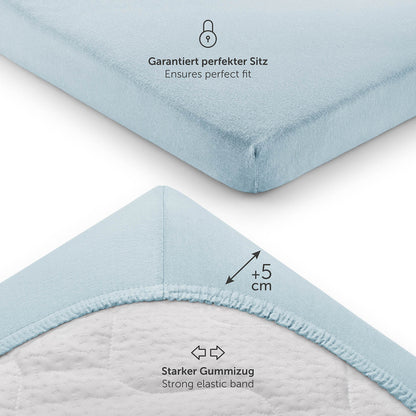 Detailansicht eines hellblauen Spannbettlakens mit Fokus auf den starken Gummizug und zusätzlichen 5 cm Höhe für perfekten Sitz