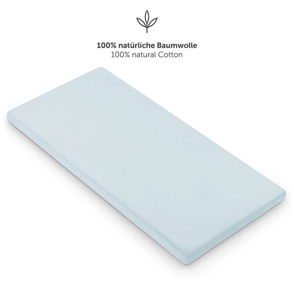 Einzelnes hellblaues Spannbettlaken auf einer Matratze mit dem Hinweis auf 100% natürliche Baumwolle