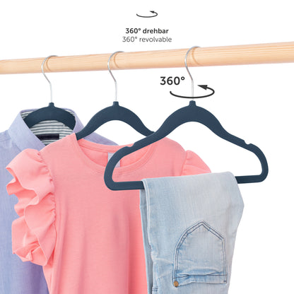 Kinderkleidung auf dunkelblauen Bügeln an einer Kleiderstange hängend mit Hinweis auf die 360 Grad drehbaren Haken