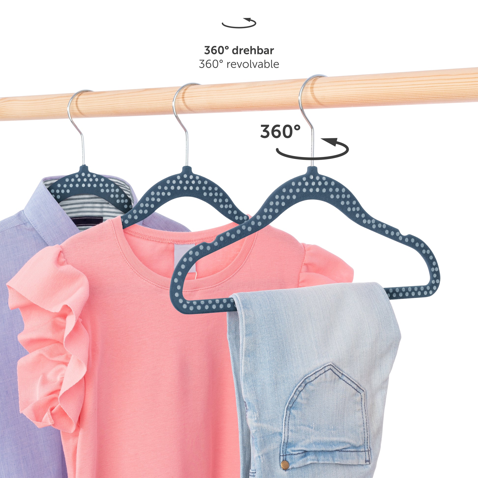 Kinderkleidung auf dunkelblauen Bügeln an einer Kleiderstange hängend mit Hinweis auf die 360 Grad drehbaren Haken.