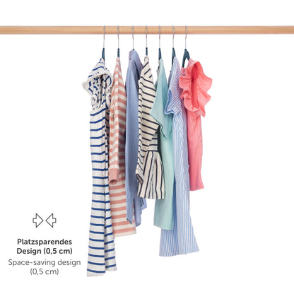 Verschieden gemusterte Kinderkleider auf dunkelblauen Kleiderbügeln an einer Stange hängend mit Hinweis auf platzsparendes Design.