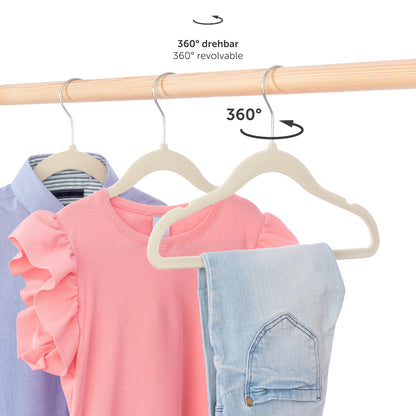 Kinderkleidung auf elfenbein Bügeln an einer Kleiderstange hängend mit Hinweis auf die 360 Grad drehbaren Haken