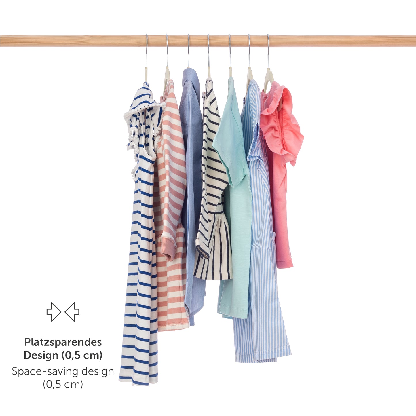 Verschieden gemusterte Kinderkleider auf elfenbein Kleiderbügeln an einer Stange hängend mit Hinweis auf platzsparendes Design