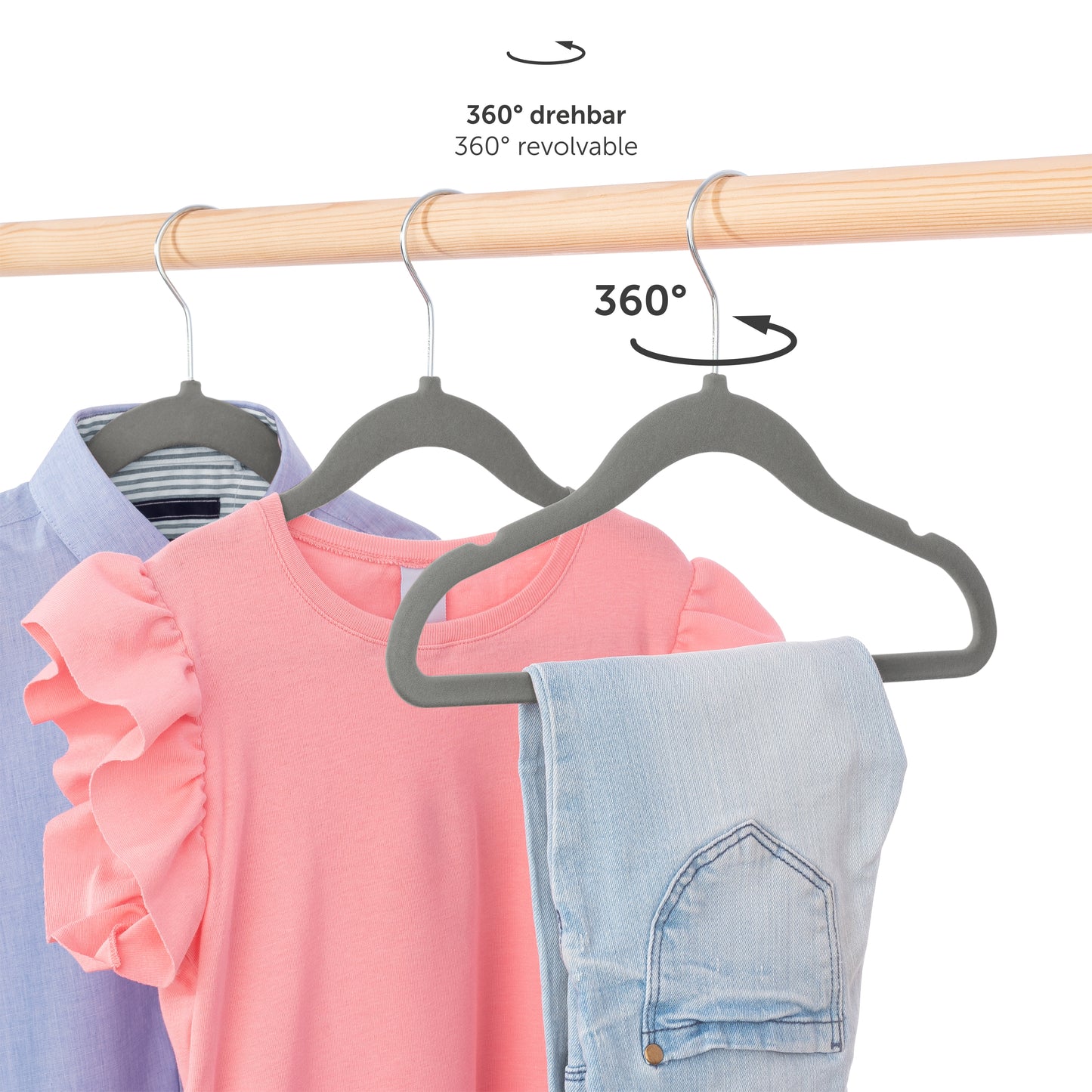 Kinderkleidung auf grauen Bügeln an einer Kleiderstange hängend mit Hinweis auf die 360 Grad drehbaren Haken