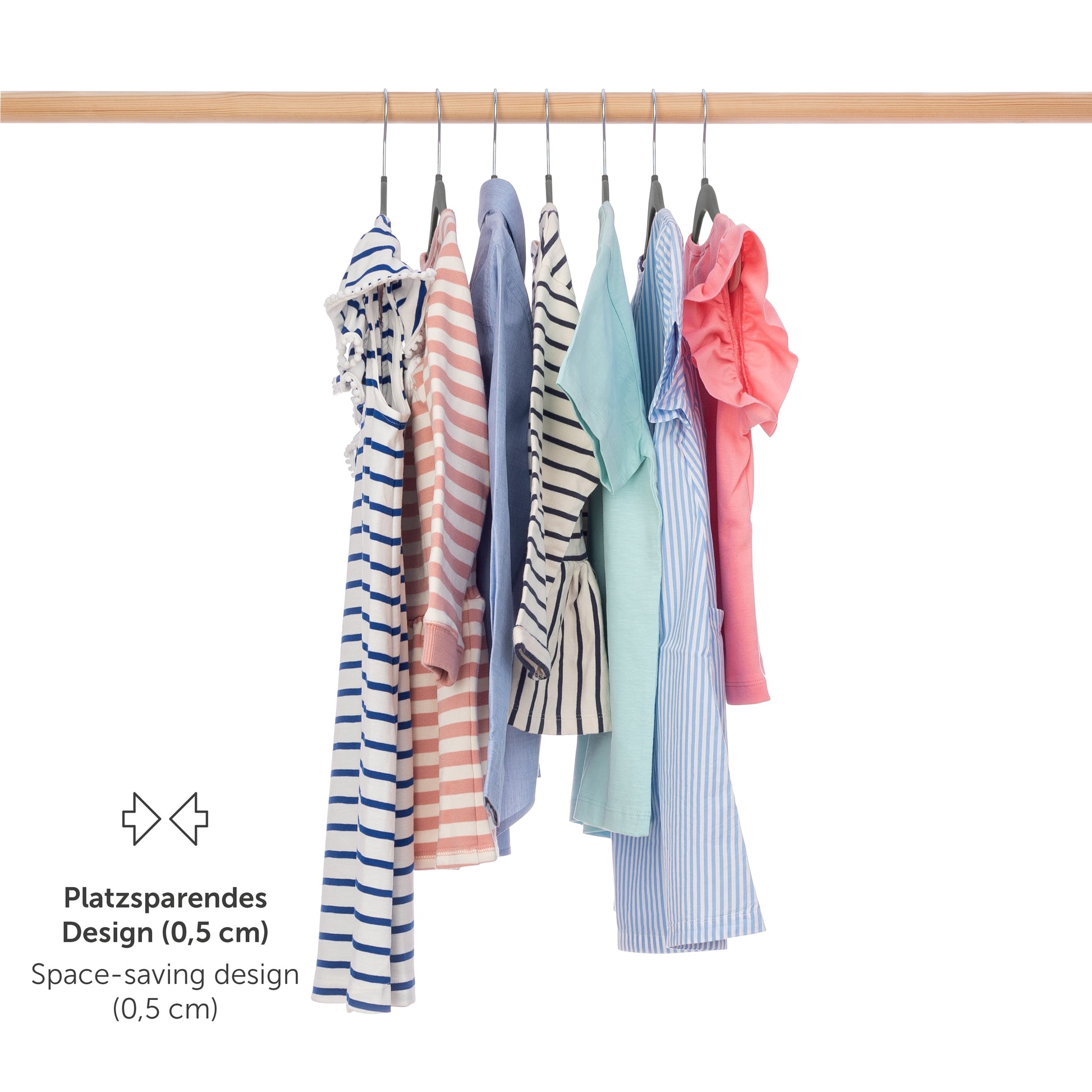 Verschieden gemusterte Kinderkleider auf grauen Kleiderbügeln an einer Stange hängend mit Hinweis auf platzsparendes Design