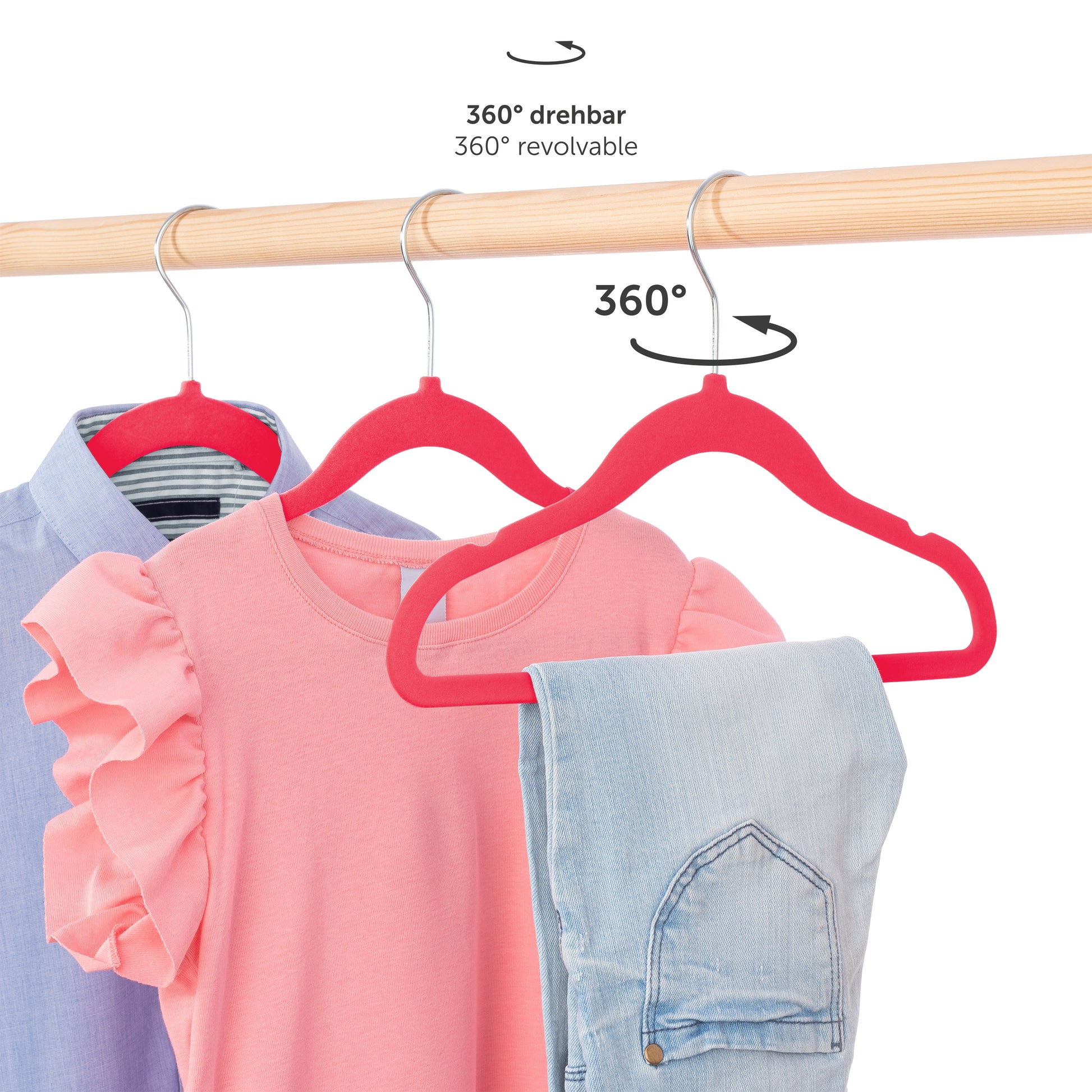 Kinderkleidung auf rosa Bügeln an einer Kleiderstange hängend mit Hinweis auf die 360 Grad drehbaren Haken