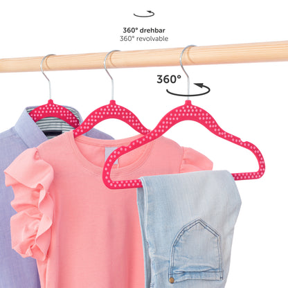 Kinderkleidung auf pinken Bügeln an einer Kleiderstange hängend mit Hinweis auf die 360 Grad drehbaren Haken