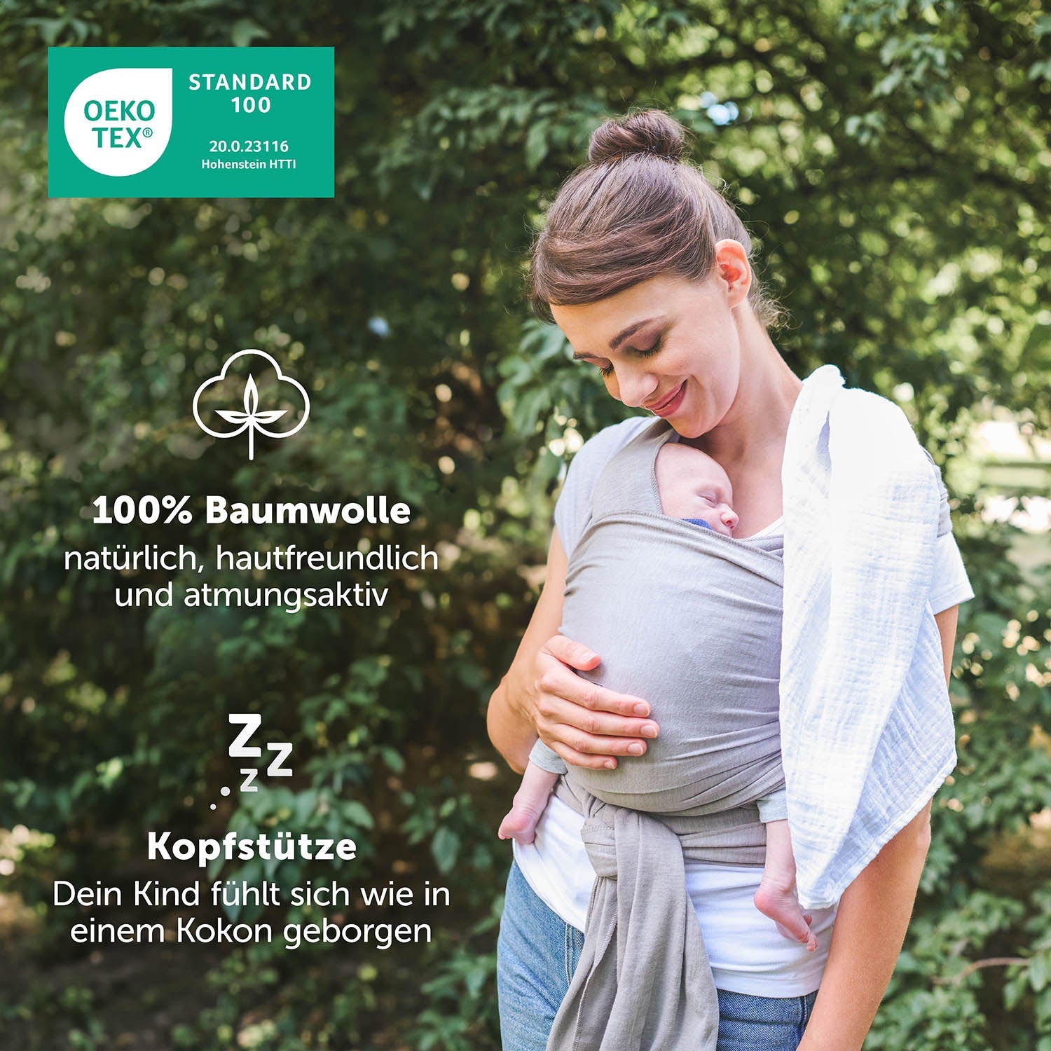 Frau im Profil trägt schlafendes Baby in grüner Tragehilfe Öko-Tex Siegel und Produktinformationen sind eingeblendet.