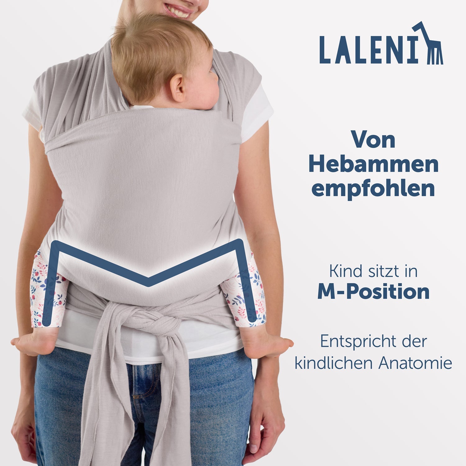 Rückenansicht einer Frau mit Baby in hellgrauer Tragehilfe die M-Position und anatomische Korrektheit des Sitzes werden hervorgehoben.