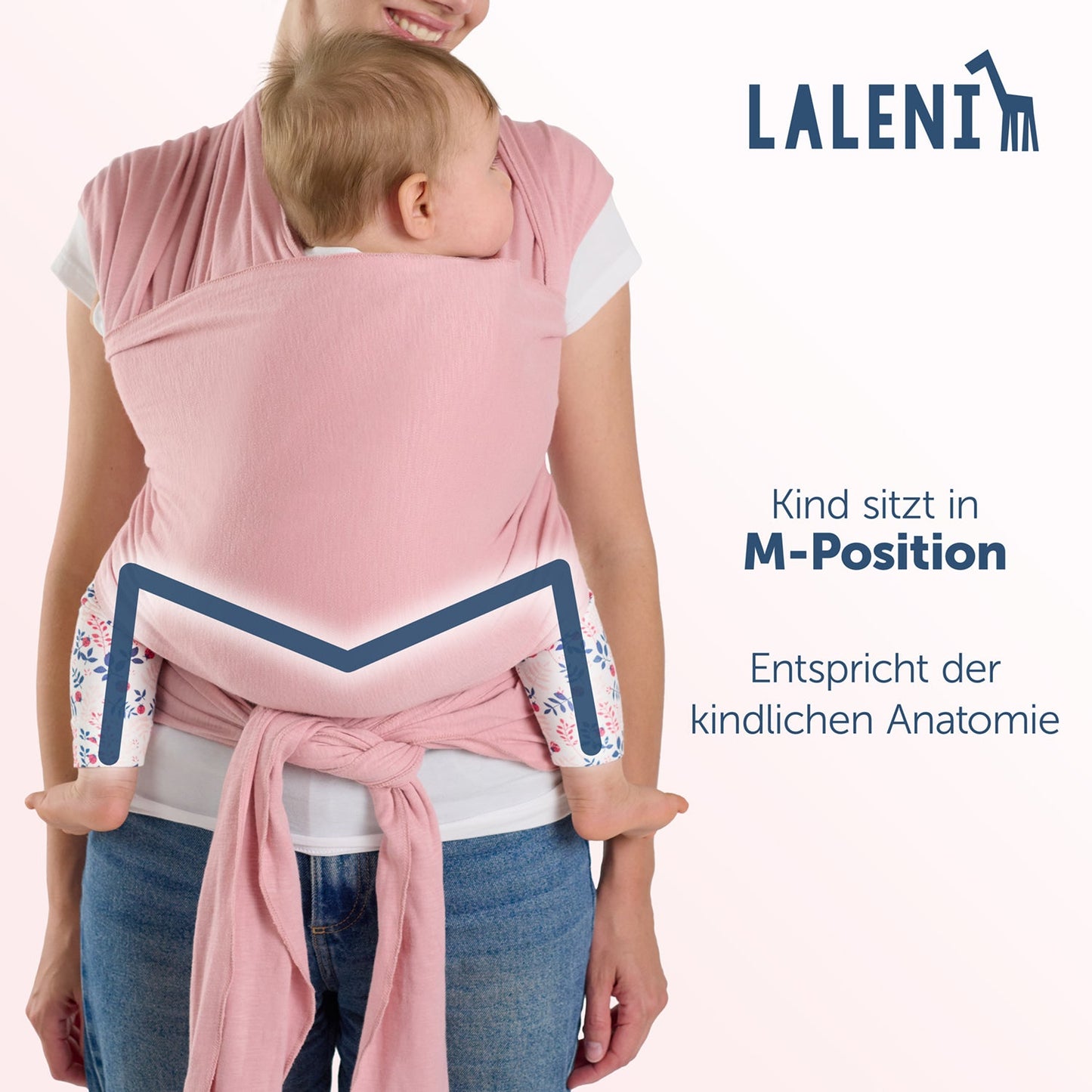 Rückenansicht einer Frau mit Baby in rosa Tragehilfe die M-Position und anatomische Korrektheit des Sitzes werden hervorgehoben.