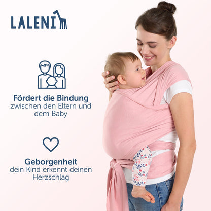 Frau mit Baby in rosa Tragehilfe lächelt sich an Informationen zu Bindung und Geborgenheit werden präsentiert.